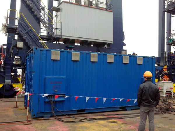 振華港機(jī)800KVA移動(dòng)岸電電源現(xiàn)場.jpg 振華港機(jī)800KVA移動(dòng)岸電電源現(xiàn)場.jpg